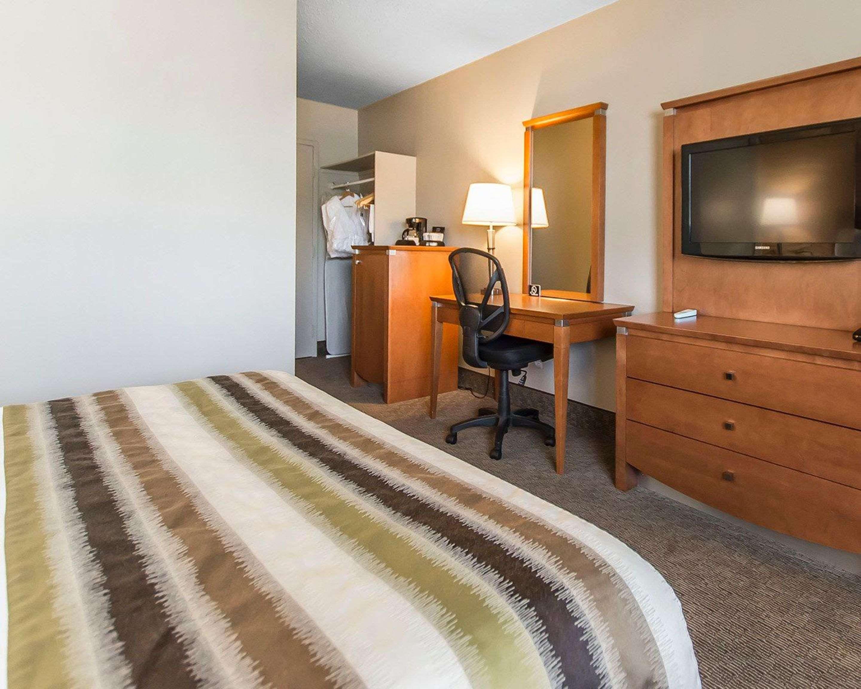 Quality Inn Rouyn-Noranda Exterior photo
